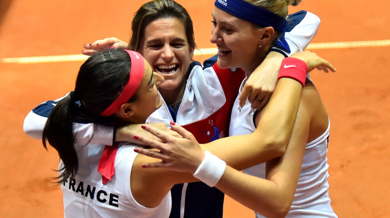 Amēlija Moresmo ar šodienas franču varonēm Karolīnu Garsiju un Kristinu Mladenoviču
Foto: AFP/Scanpix