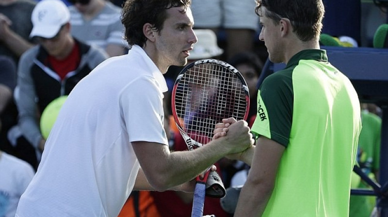 Ernests Gulbis un Dominiks Tīms augusta beigās Ņujorkā. Pēc šīs fotogrāfijas grūti pateikt, kurš uzvarēja. Tādi mači gadās, kad tiekas labākie draugi...
Foto: EPA