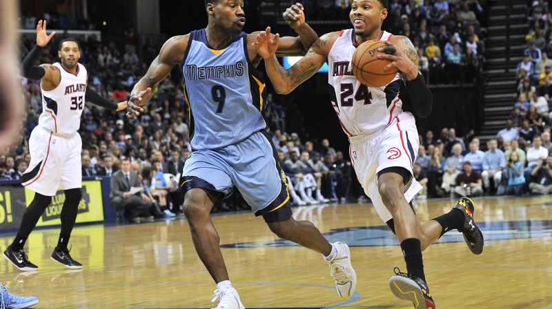 Kents Beizmors (''Hawks'') pret Toniju Alenu (''Grizzlies'')
Foto: AP/Scanpix