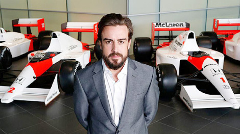Alonso ar vēsturiskiem "McLaren" F1 spēkratiem
Foto: McLaren