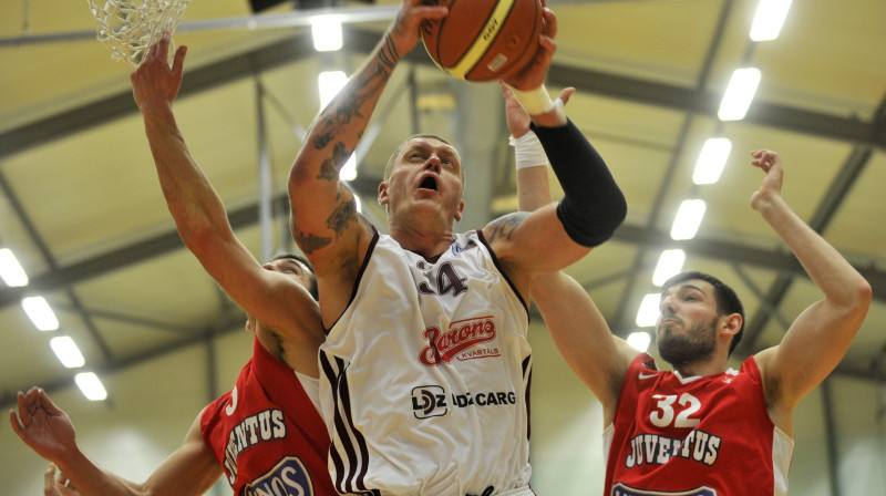 Kaspars Kambala un "Barons/LDz" basketbolisti: BBL sezonas beigas
Foto: Romāns Kokšarovs, f64