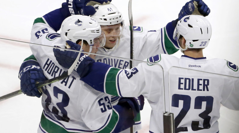 Ronalds Ķēniņš ar komandas biedriem Bo Horvātu un Aleksandru Edleru
Foto: AP/Scanpix