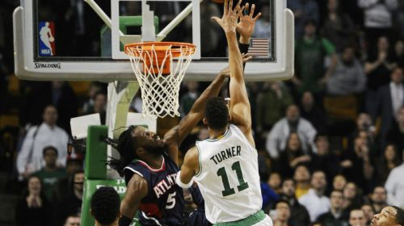 Evans Tērners raida bumbu "Hawks" grozā
Foto: AP/Scanpix
