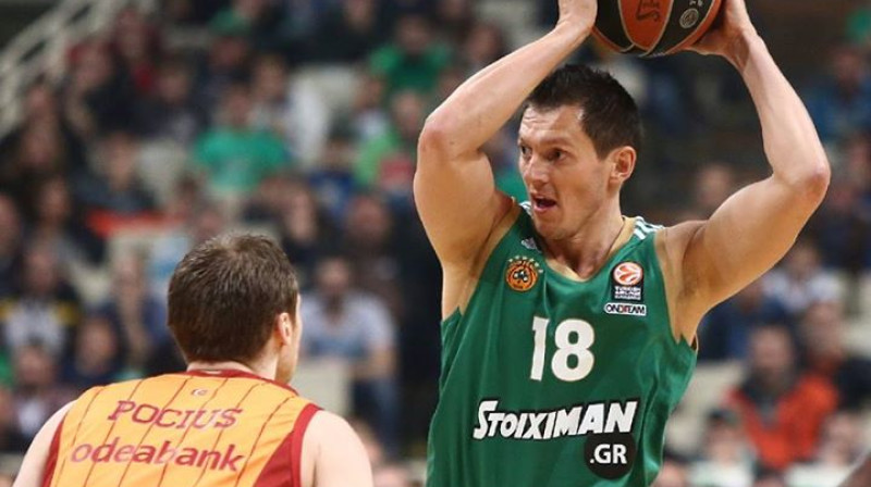 Jānis Blūms cīņā pret "Galatasaray" spēlētāju Martinu Pocjus