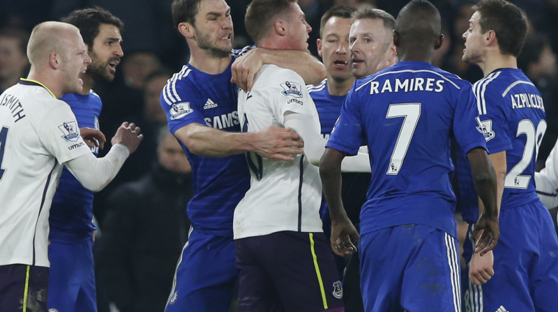 Braņislavs Ivanovičs satvēris Džeimsa Makkārtija kaklu. 
Foto: AP/Scanpix