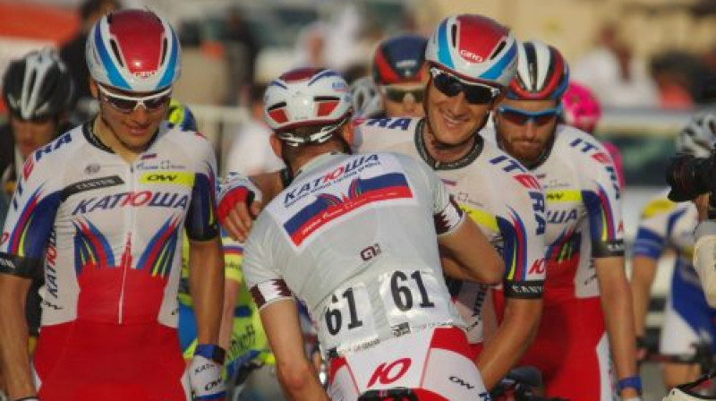 Gatis Smukulis saņem pateicību par paveikto darbu distancees laikā.
Foto: Joe Roop