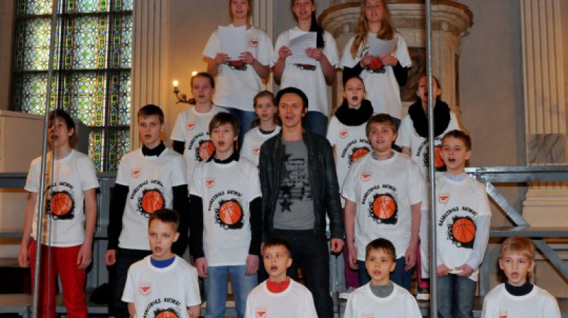 Jauno basketbolistu koris un Renārs Kaupers 2013.gada Talantu nedēļas laikā.
Foto: Romualds Vambuts