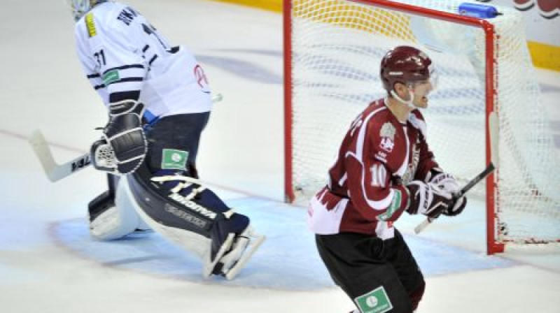 Rīgas "Dinamo" kapteinis Lauris Dārziņš vienīgajā uzvarā pret Zagrebas "Medveščak" izcēlās ar diviem vārtiem un rezultatīvu piespēli
Foto: Romāns Kokšarovs, Sporta Avīze, f64
