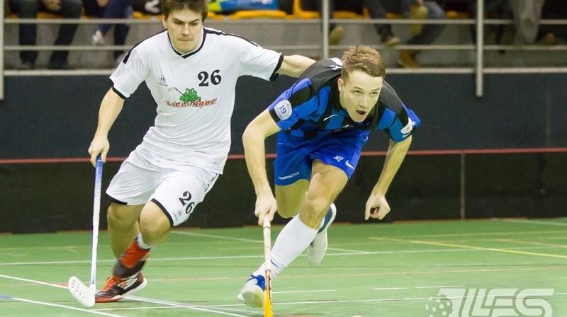 Toms Akmeņlauks (pa kreisi) pirmajā sērijas spēlē guva 4 vārtus. Foto: floorball.lv