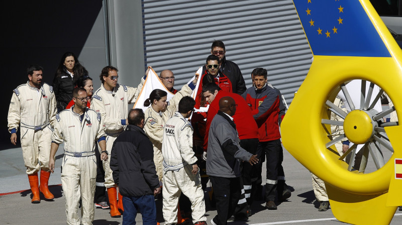 Fernando Alonso tiek pārvietots uz helikopteru. 
Foto: AFP/Scanpix