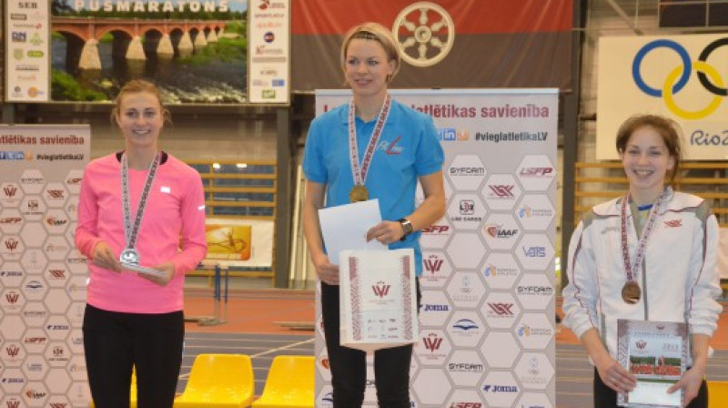 Aiga Grabuste uz augstākā pakāpiena 
Foto: Antra Grīnberga, lat-athletics.lv