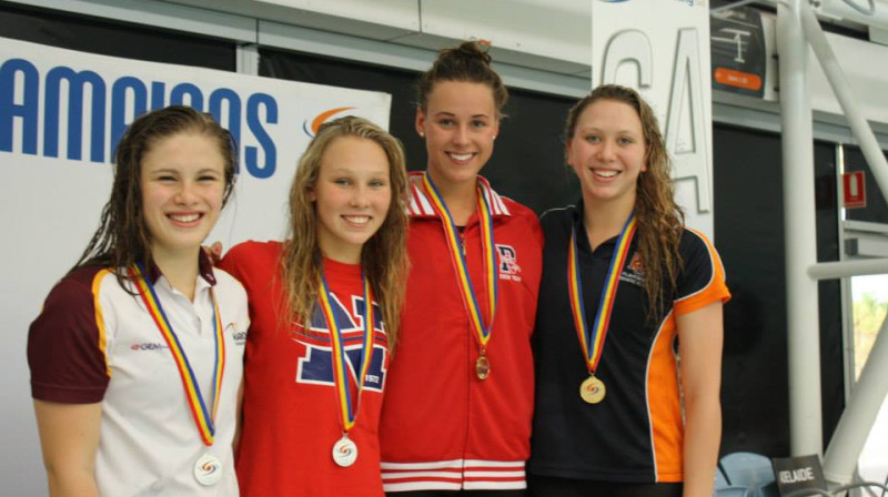 Krista Ceplīte (otrā no kreisās) ar zelta medaļu
Foto: Swimming SA