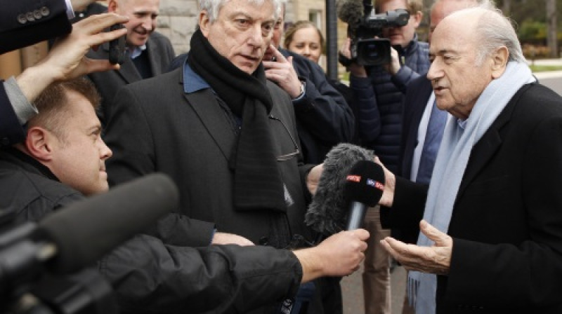 Zeps Blaters Belfāstā mediju ielenkumā
Foto: AP/Scanpix