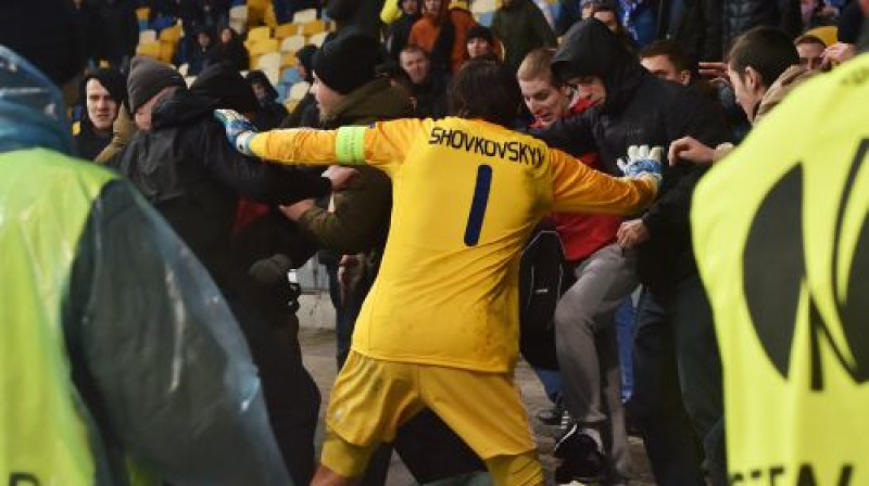 "Dynamo" vārtsargs Oleksandrs Šovkovskis cenšas nomierināt Kijevas līdzjutējus un aizstāvēt piekauto stadiona darbinieku
Foto: AFP/Scanpix