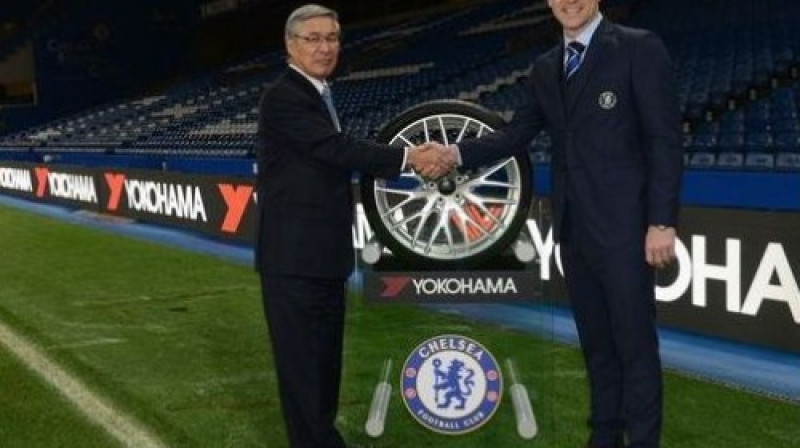 Japānas uzņēmuma vadītāju Tadanobu Nagumo sagaidīja Londonas "Chelsea" kapteinis Džons Terijs
Foto: PA Wire/Scanpix