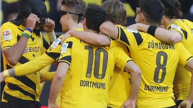 Dortmundes "Borussia" oriģinālā vārtu atzīmēšana - Pjērs Emeriks Obamejangsbetmena lomā, bet Marko Roiss uzvilcis Robina masku
Foto: AP/Scanpix