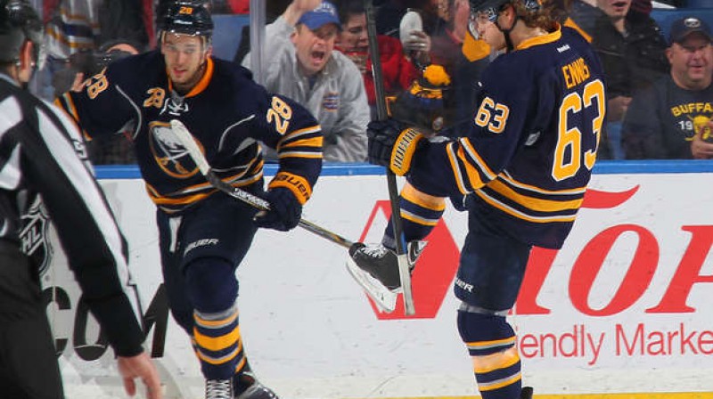 Zemgus Girensons un Tailers Eniss 
Foto: Bill Wippert / Getty Images, sabres.nhl.com