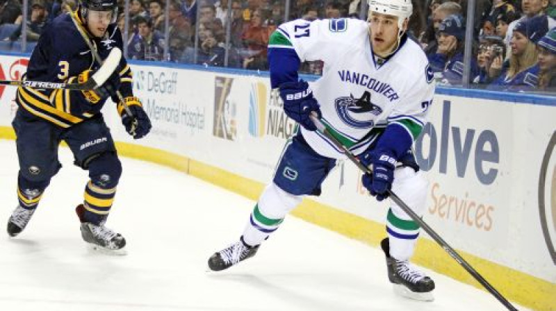 Marks Pesiks spēlē pret Vankūveras "Canucks"
Foto: AP/Scanpix
