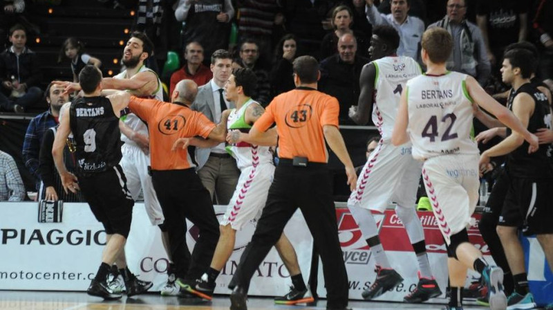 Dairis Bertāns un Tornike Šengelija uzsāk attiecību skaidrošanu 
Foto: elcorreo.com