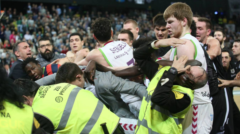 Dāvis Bertāns kautiņā pret brāļa komandu 
Foto: elcorreo.com