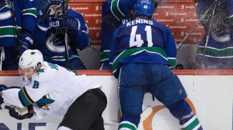 Ronalds Ķēniņš cīņā pret "Sharks"
Foto: AP/Scanpix