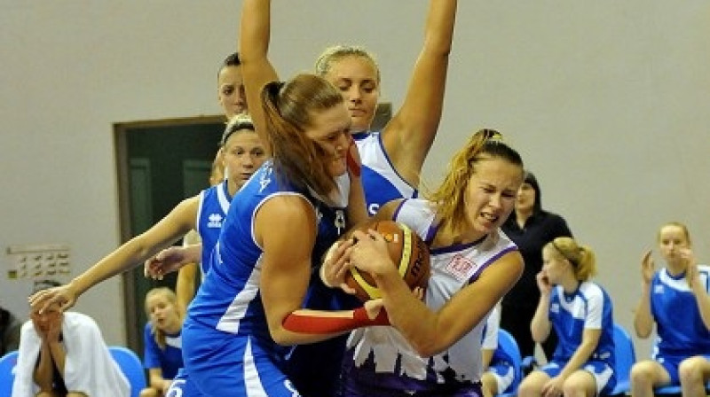 Rūta Veidere cīņā ar Līgu Šurkusu
Foto: Romualds Vambuts