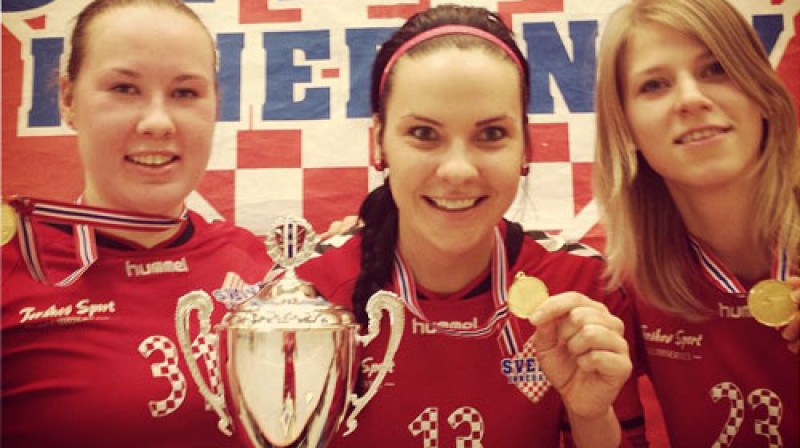 L.Biļinska (no kreisās), G.Kārkliņa un L.Garklāva ar Norvēģijas čempioņu kausu
Foto: facebook.com