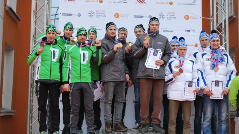 Vīriešu labākās trīs komandas apbalvošanā Siguldas stacijas laukumā. Foto: Mārtiņš Mālmeistars (LOK).