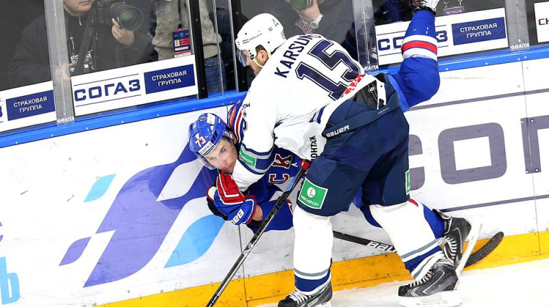 Mārtiņš Karsums apstrādā armijnieku
Foto: dynamo.ru