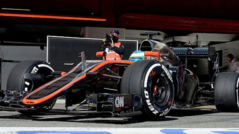 Fernando Alonso pie "McLaren" stūres
Foto: Pirelli/Colombo