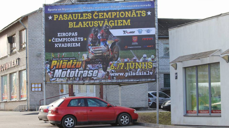 Stelpe gatavojas blakusvāģi motokrosam
Foto: facebook.com/inga.piladze