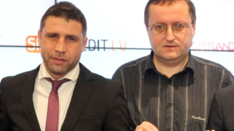 Viktors Dobrecovs un Askolds Uldriķis šīs dienas preses konferencē
Foto: Romāns Kokšarovs (f64)