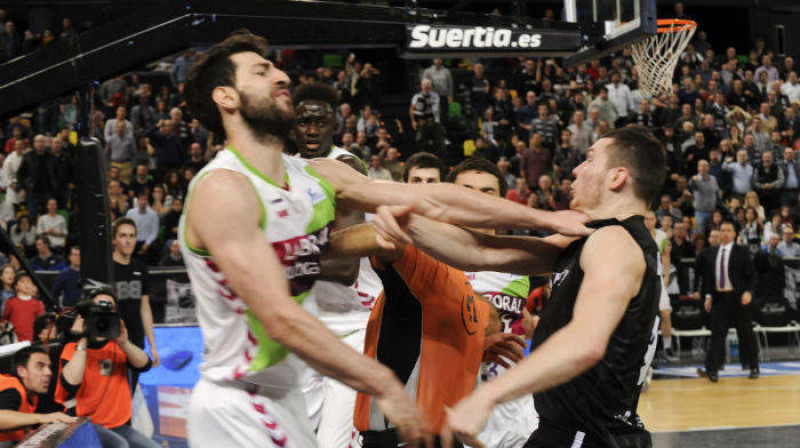 Tornike Šengelija un Dairis Bertāns 
Foto: planetacb.com