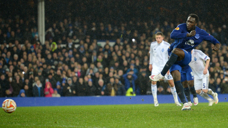 Romelu Lukaku realizē 11 metru soda sitienu
Foto: AFP/Scanpix