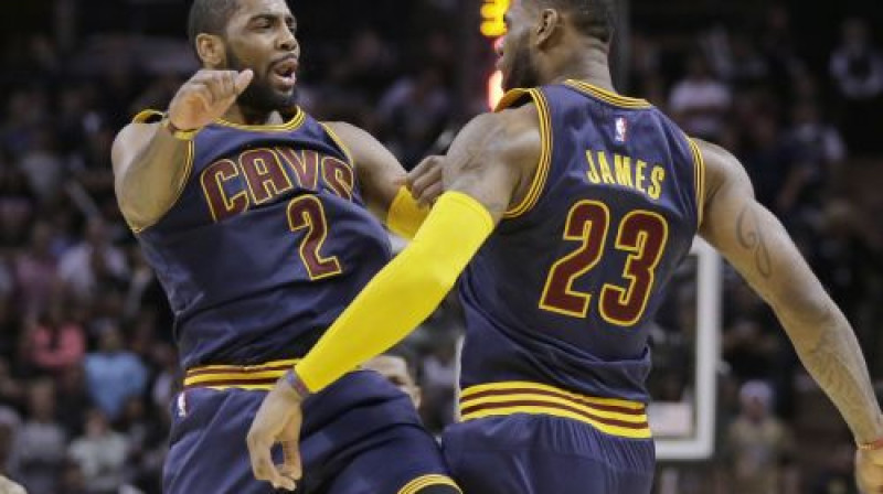 Kairijs Ērvings un Lebrons Džeimss
Foto: AP/Scanpix