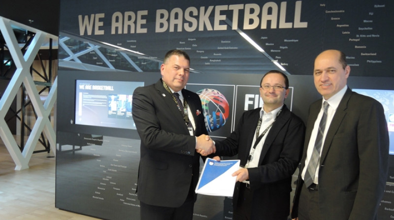 Kosovas basketbola federācijas prezidents Erolds Belegu, FIBA ģenerālsekretārs Patriks Baumans un FIBA Europe prezidents Turgajs Demirels
Foto: fiba.com