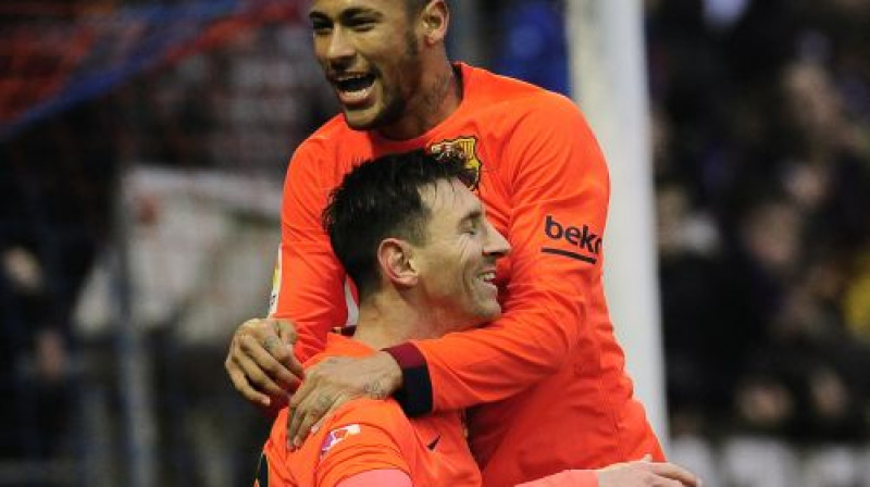 Lionelu Mesi apsveic Neimārs
Foto: AP/Scanpix