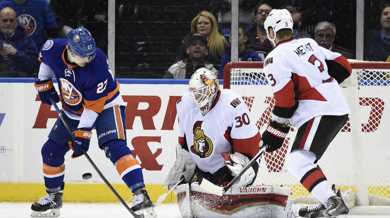 Otavas "Senators" vārtsargs Endrjū Hemonds darbībā. 
Foto: AP/Scanpix