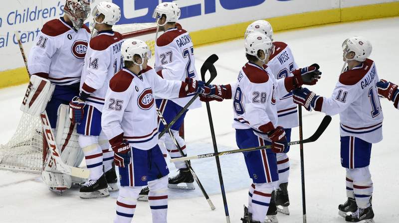 Monreālas "Canadiens" hokejisti apsveic vārtsargu Keriju Praisu ar 38. uzvaru šajā sezonā. 
Foto: AP/Scanpix