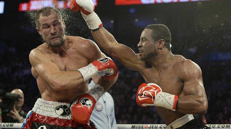 Sergejs Kovaļevs (no kreisās) cīņā ar Žanu Paskālu
Foto: boxingscene.com