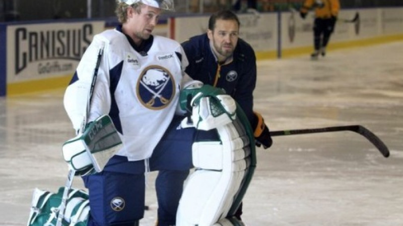 Andešs Lindbeks un Artūrs Irbe
Foto: Džons Hikijs, Buffalo News