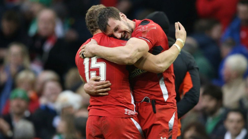Velsas izlases kapteinis Sems Varbortons un Lī Halfpenijs (Nr. 15) pēc uzvaras pār Īriju nespēja valdīt prieka asaras.
Foto: rbs6nations.com