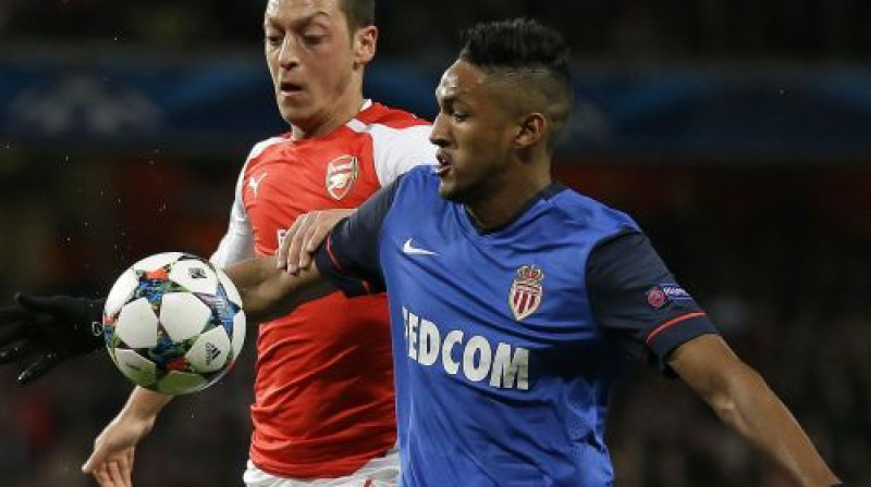 Mezuts Ezils cīņā ar "Monaco" aizsargu Vallesu
Foto: AP/Scanpix