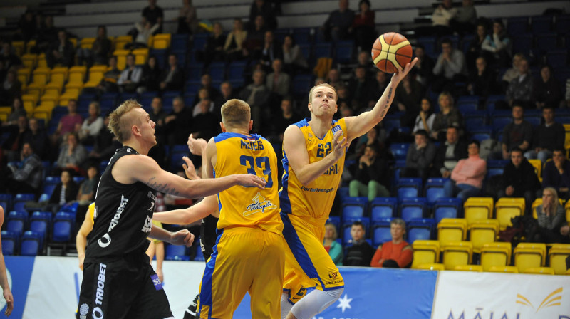 Uz grozu dodas Māris Gulbis
Foto: bkventspils.lv