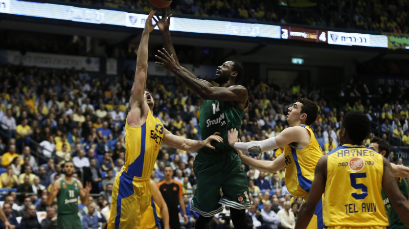 Džeimss Gists cīņā ar "Maccabi" basketbolistiem
Foto: AFP/Scanpix