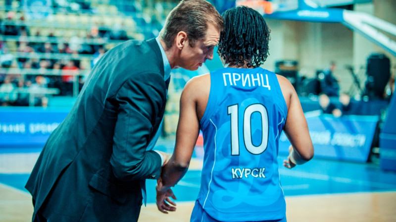 Gundars Vētra un saspēles vadītāja Epifānija Prinsa
Foto: kurskbasket.ru