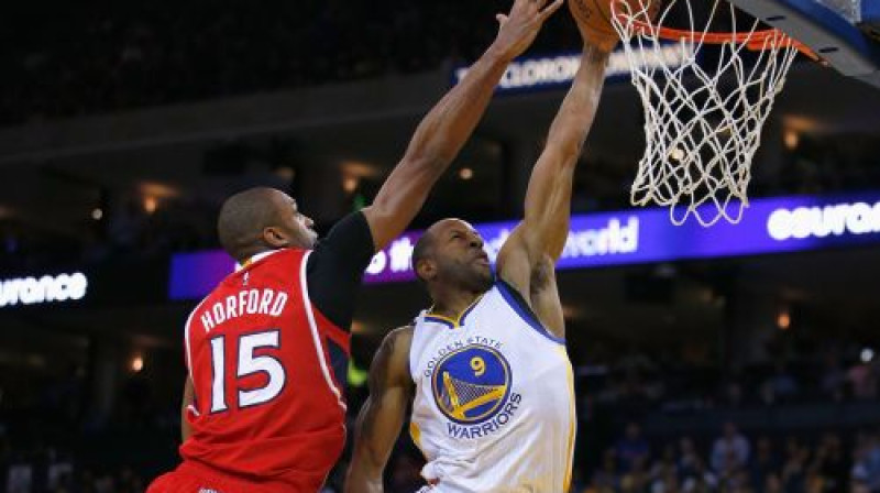 Andrē Igudala triec bumbu "Hawks" grozā
Foto: AFP/Scanpix