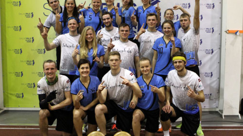 Abas Salaspils komandas ar izcīnītajiem čempionu kausiem
Foto: Ritvars Raits, frisbee.lv
