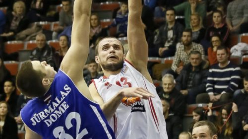 Iļja Gromovs cenšas apturēt Lauri Blau
Foto: Ģirts Ģertsons/ Liepajaslauvas.lv
