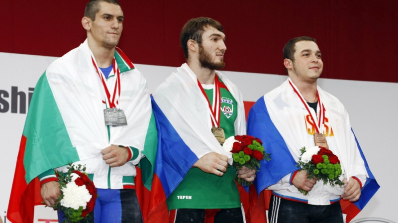 Bulgāru svarcēlājs Ivans Markovs (pa kreisi) uz pjedestāla pasaules čempionātā (2013) 
Foto: iwf.net